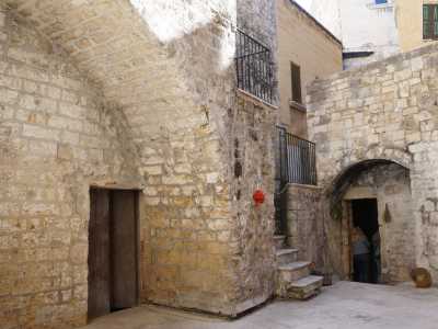 Entriamo cos� in un cortile interno...